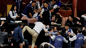 X : Violence Breaks Out In Chaotic Taiwanese Parliament |