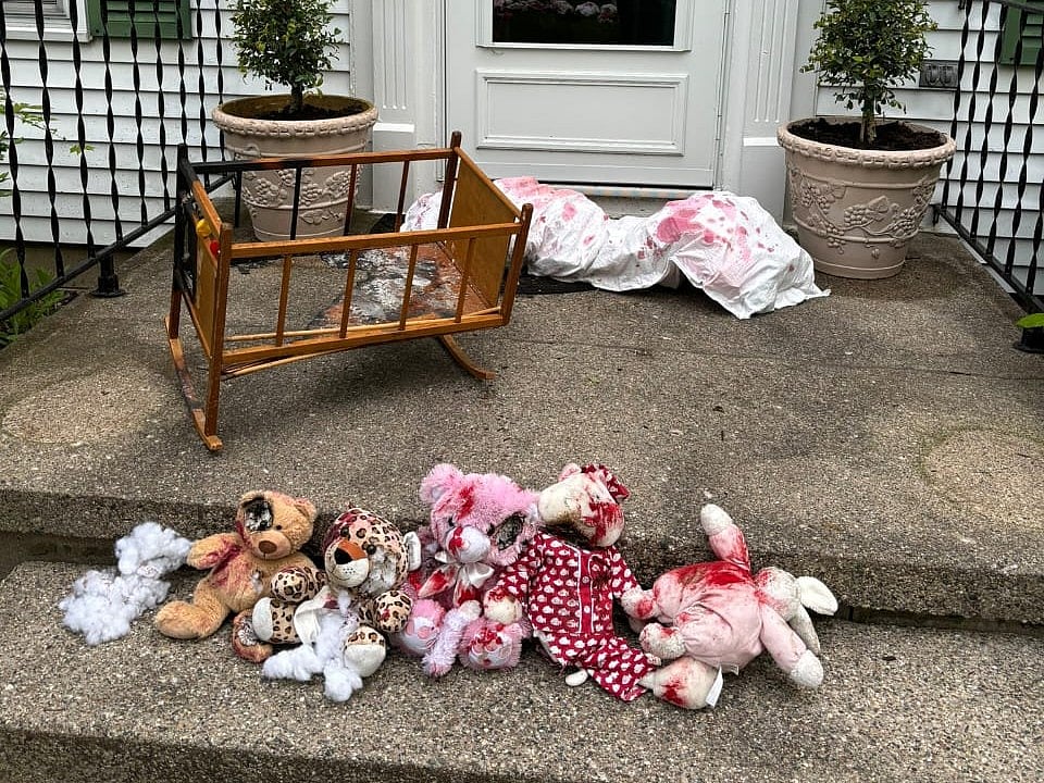 X/@RegentHubbard : Pro-Palestinian protesters placed fake bloody corpses outside the home of a University of Michigan board member