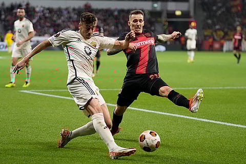 Stephan El Shaarawy and Alex Grimaldo vie for the ball