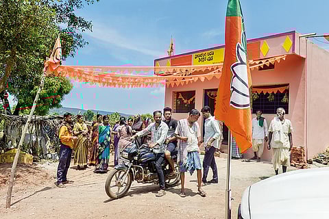 Election Snapshot: BJP supporters of Prahlad Joshi, campaigning in rural Dharwad