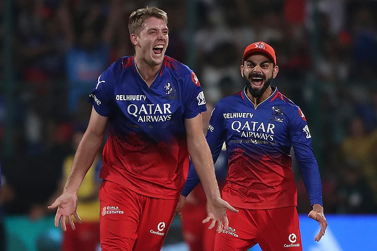 RCB's Cameron Green celebrates DC's Tristan Stubbs wicket - | Photo: AP/Kashif Masood