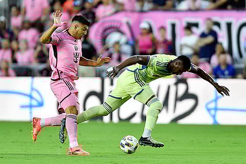 Luis Suárez, left, competes with Andrés Reyes