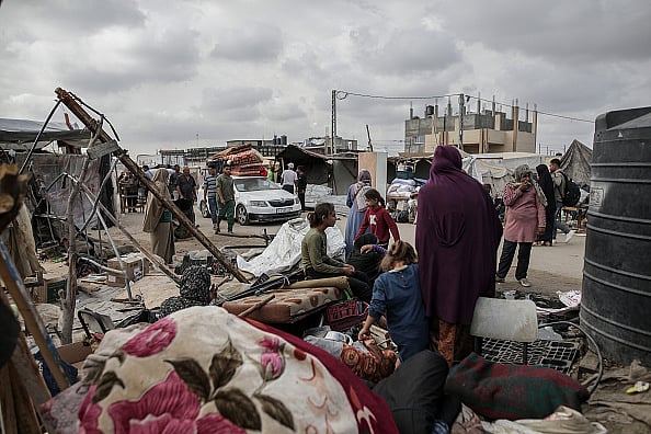 Jehad Alshrafi/Anadolu via Getty Images : Israeli shelling killed at least 21 Palestinians, including children, Palestinians mourn