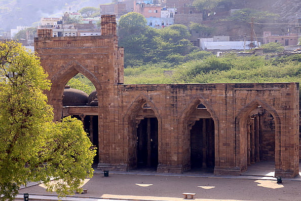 STR/NurPhoto via Getty Images : A Deserted view of Adhai-Din Ka Jhonpra mosque