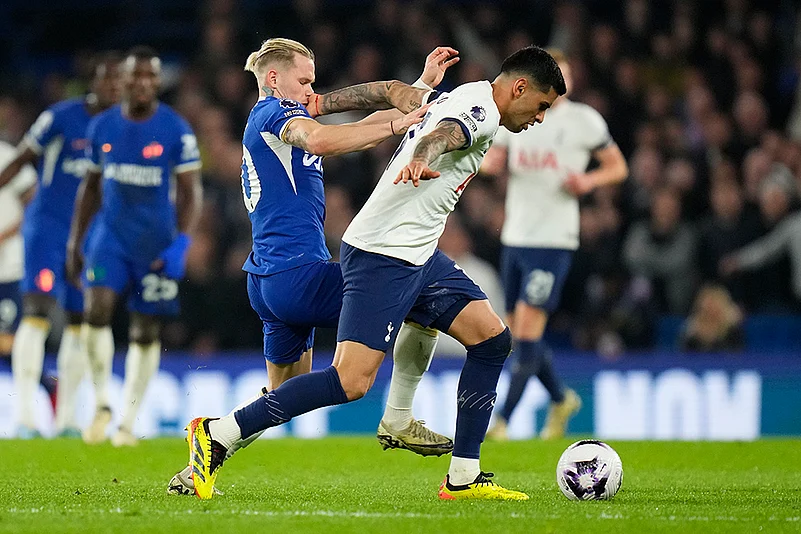 Tottenhams Romero challenged by Chelseas Mudryk