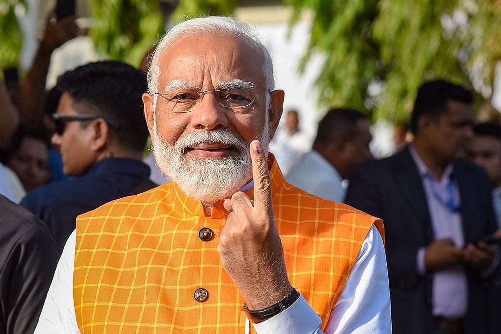 PM Modi votes for 3rd phase - Photo: PTI