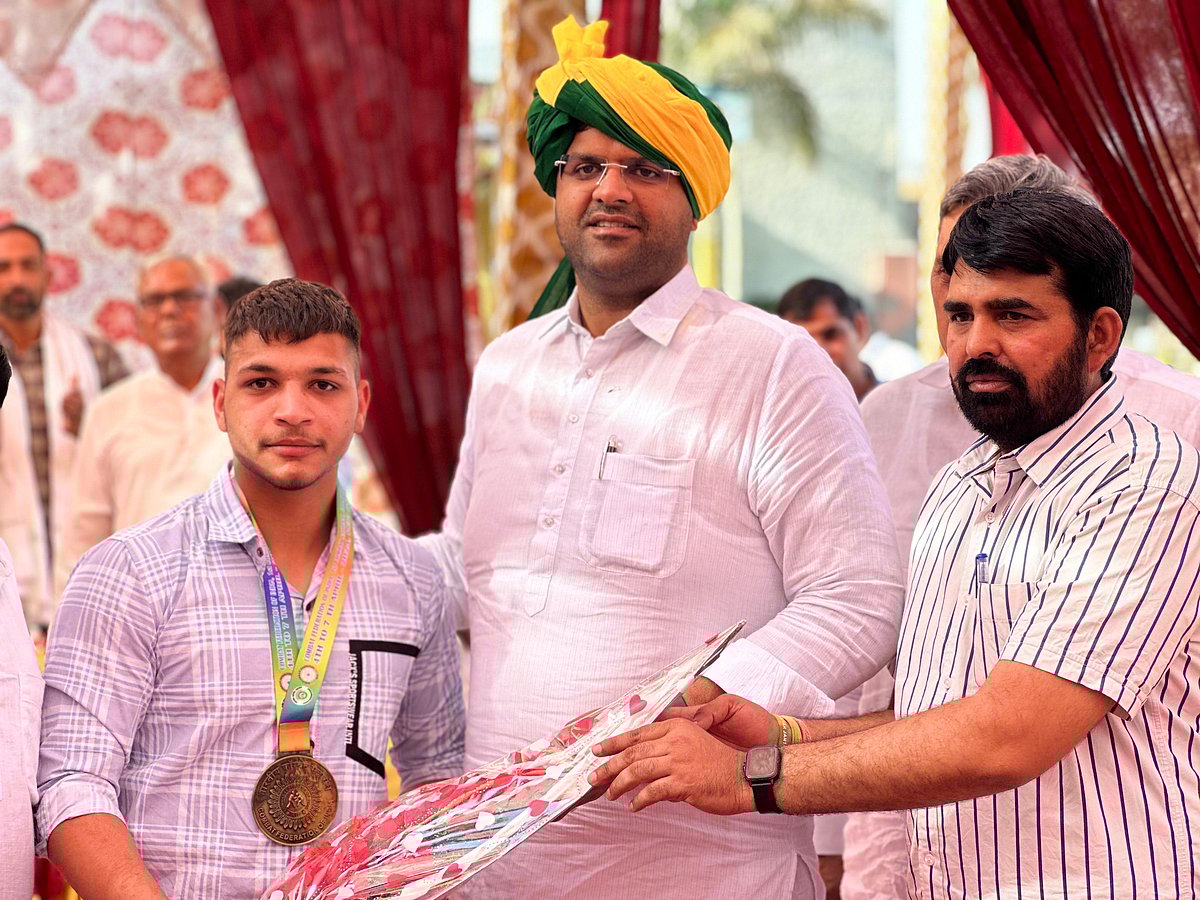 Leader of former Bharatiya Janata Party (BJP) ally JJP in Haryana, Dushyant Chautala (centre) - X/@Dchautala
