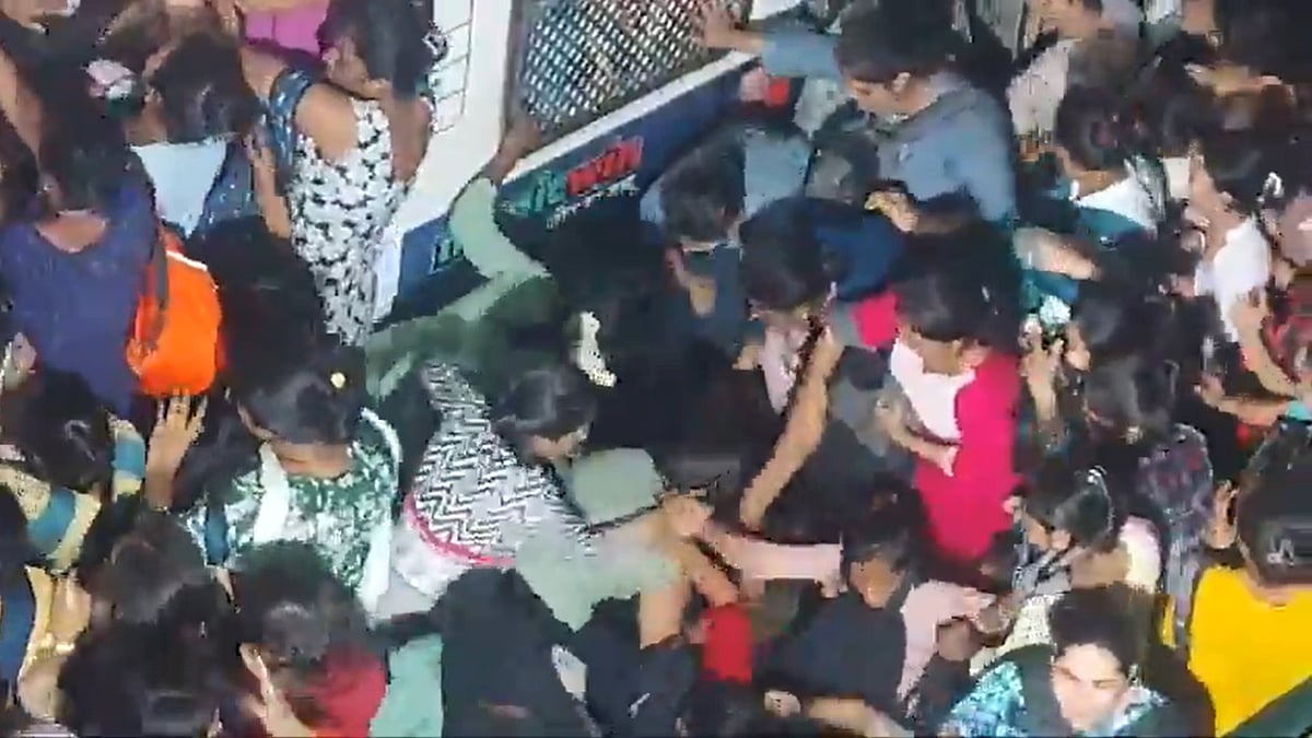 Stampede-like Situation At Thane Railway Station After Dust Storm in Mumbai Delays Trains | VIDEO