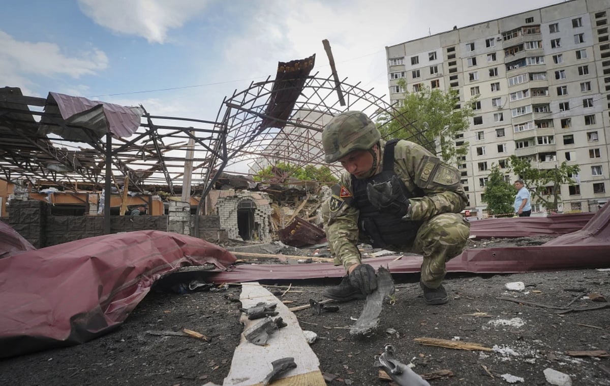 AP : A sapper inspects fragments of a Russian air bomb that hit a living area injuring ten in Kharkiv, Ukraine, Wednesday, May 22, 2024 |
