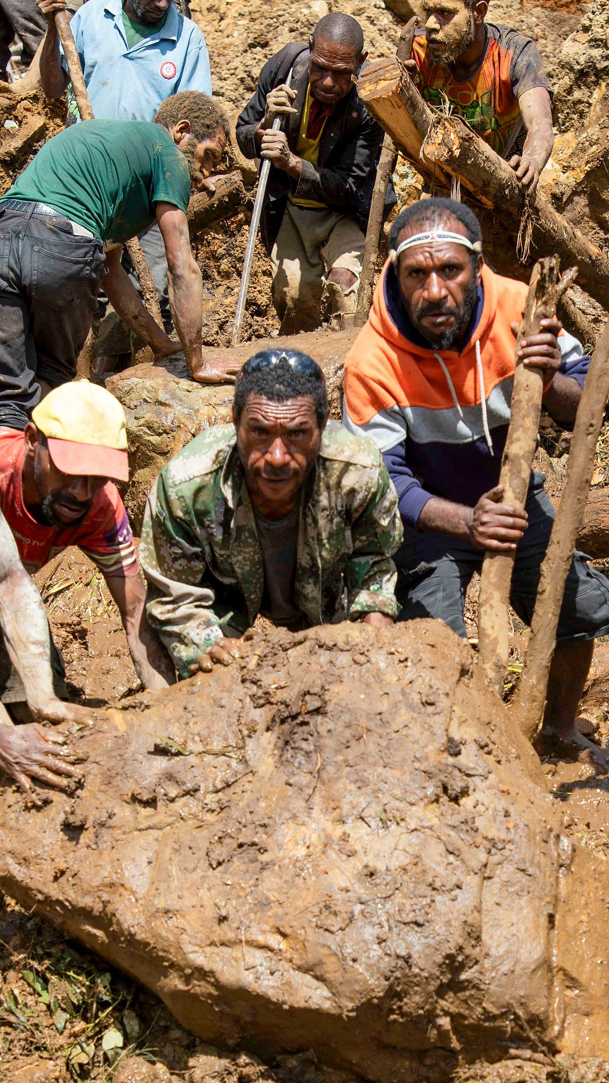 AP : 2,000 people are believed to have been buried alive in a landslide in Papua New Guinea |