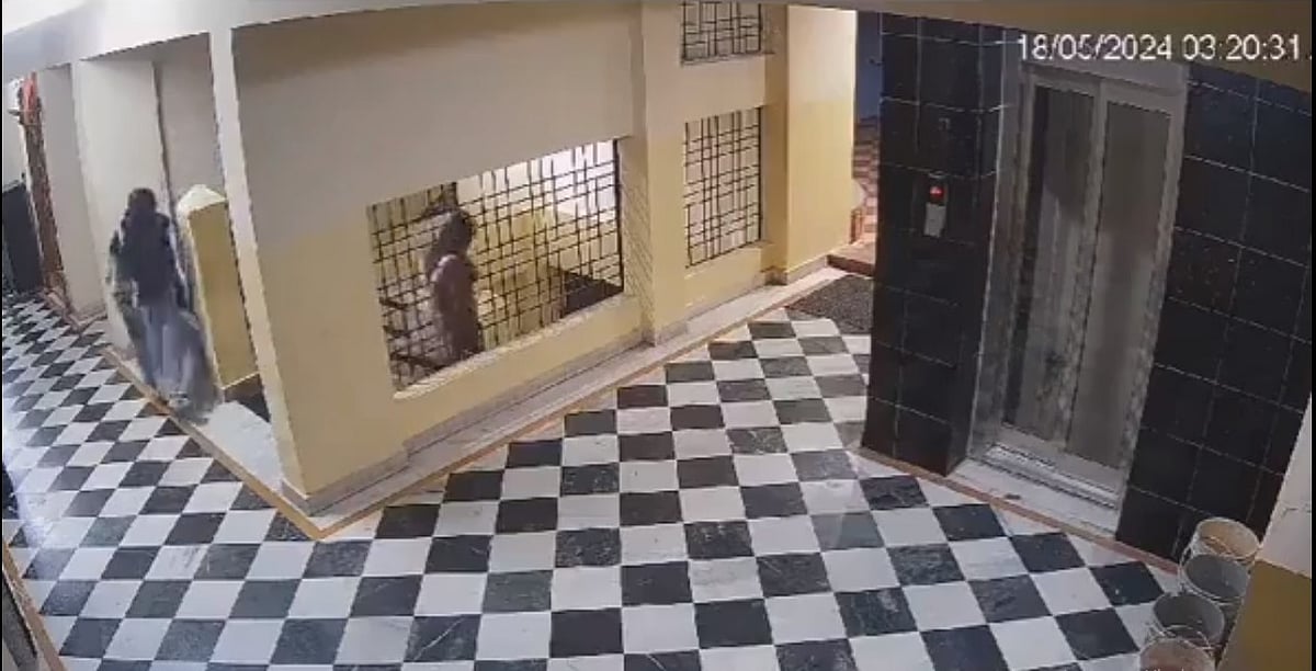 X : Screengrab from the CCTV footage of the robbery in Hyderabad |