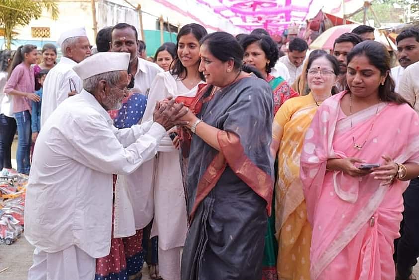 Photo via Team Sunetra Pawar : Sunetra Pawar, NCP Ajit Pawar faction candidate is representing the Mahayuti alliance backed by BJP and Shiv Sena Shinde faction, interacting with locals in Baramati