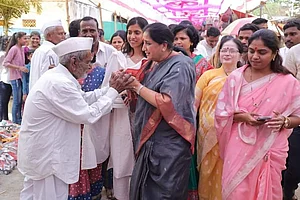 Photo via Team Sunetra Pawar : Sunetra Pawar, NCP Ajit Pawar faction candidate is representing the Mahayuti alliance backed by BJP and Shiv Sena Shinde faction, interacting with locals in Baramati