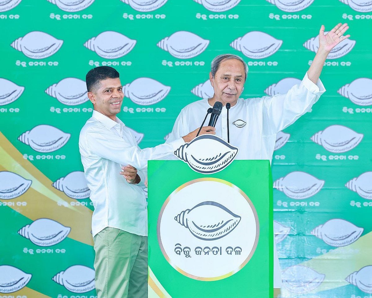 Odisha CM Naveen Patnaik and BJD leader VK Pandian (L). - X/@Naveen_Odisha
