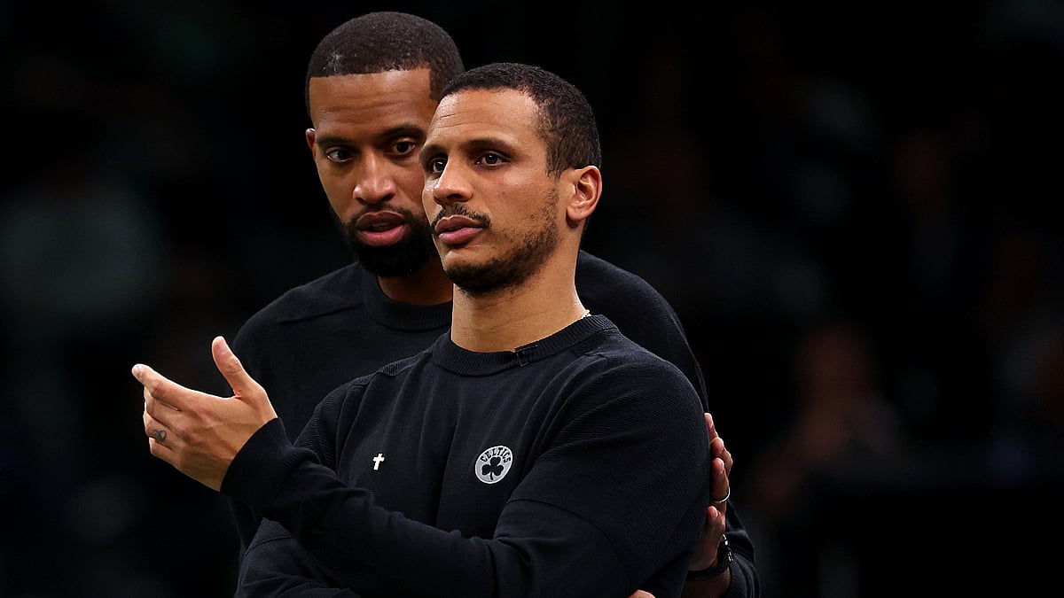 Boston Celtics assistant coach Charles Lee (left) and head coach Joe Mazzulla confer during a game on Nov. 23, 2023.