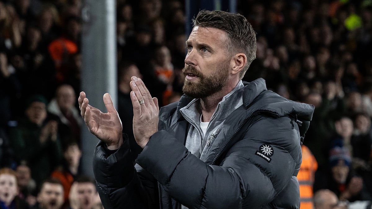 Rob Edwards applauds the Luton Town fans. - null