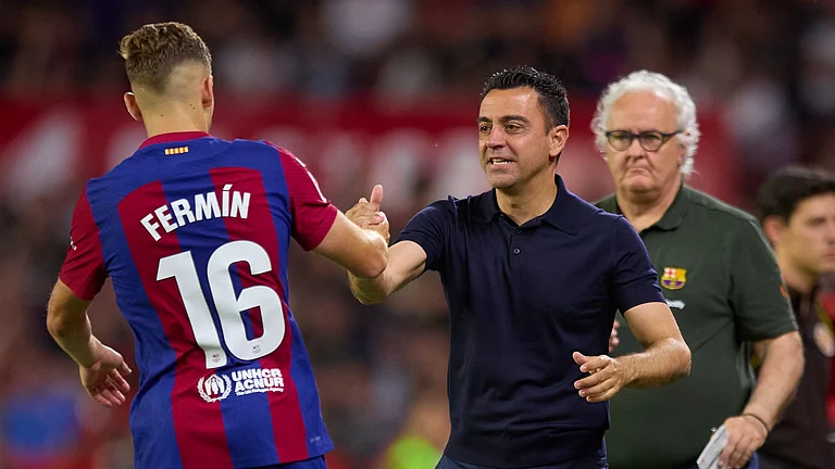 Barcelona's Fermin Lopez and Xavi. - null