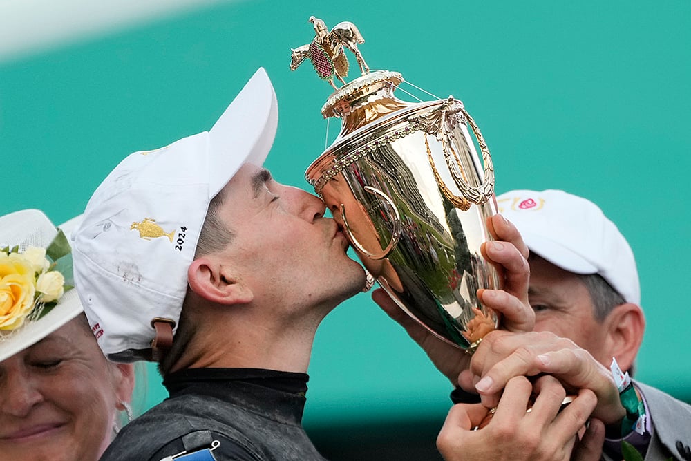 | Photo: AP/Jeff Roberson : Brian Hernandez Jr