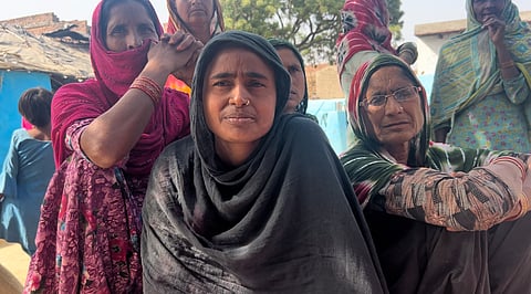 Roshan Bi and other villagers of Ismailpur