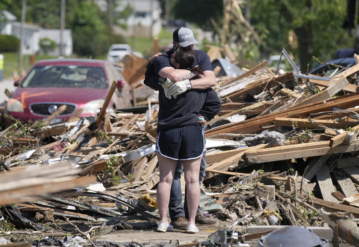 AP : Local Residents Hug Infront Of Their Tornado-Damaged Home