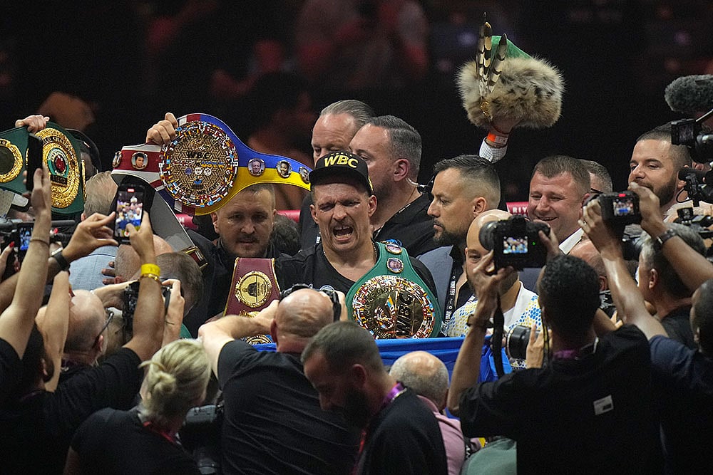 Photo: AP/Francisco Seco : Oleksandr Usyk beats Tyson Fury