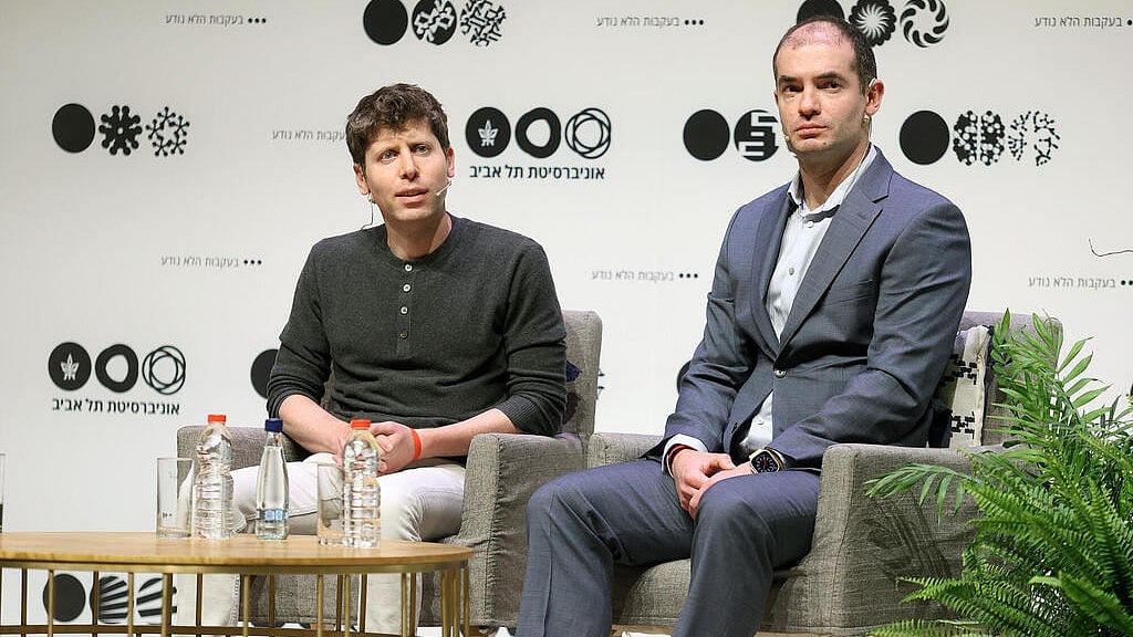 X : Ilya Sutskever (R) exits the OpenAI stage, passing the torch to Jakub Pachocki as the new Chief Scientist!