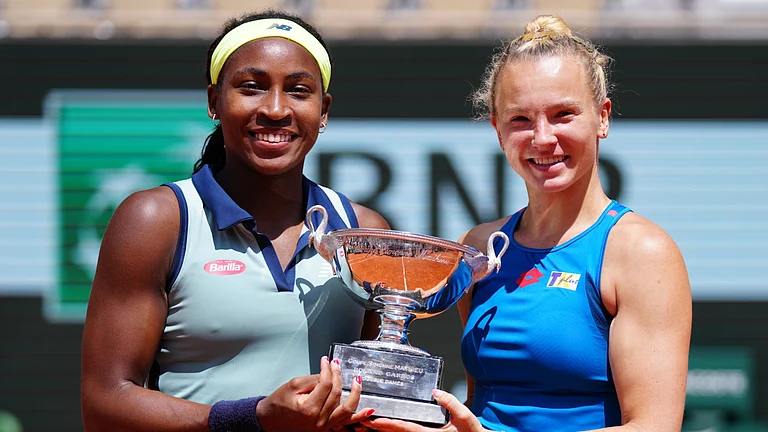 Coco Gauff and Katerina Siniakova with the French Open women's doubles 2024 trophy. - Photo: X/ @rolandgarros