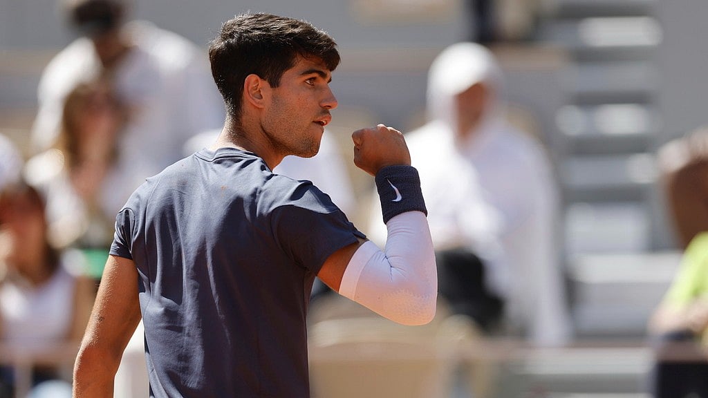 AP/Jean-Francois BADIAS : French Open 2024: Carlos Alcaraz vs Jannik Sinner in SF action at Roland Garros.