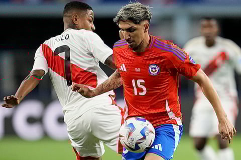 Diego Valdés y Andy Polo pelean por el balón