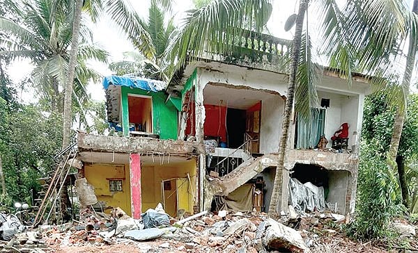 X/@prudentgoa : Assagao House Demolition. | 