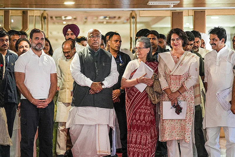 Mallikarjun Kharge with Sonia Gandhi, Rahul Gandhi, Priyanka Gandhi