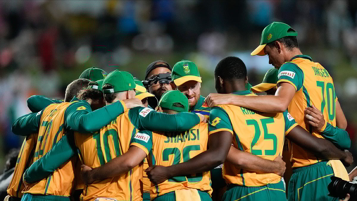 AP Photo/Ricardo Mazalan : South African players huddle ahead of the men's T20 World Cup semifinal cricket match between Afghanistan and South Africa at the Brian Lara Cricket Academy in Tarouba, Trinidad and Tobago.