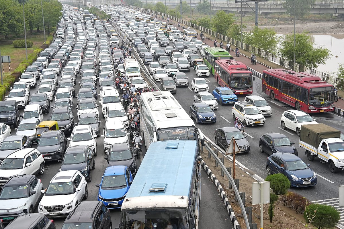 Outlook India : Long traffic jams were reported due to waterlogging after rain in Delhi and NCR