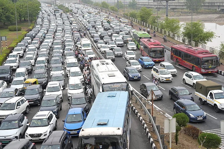Long traffic jams were reported due to waterlogging after rain in Delhi and NCR - Outlook India