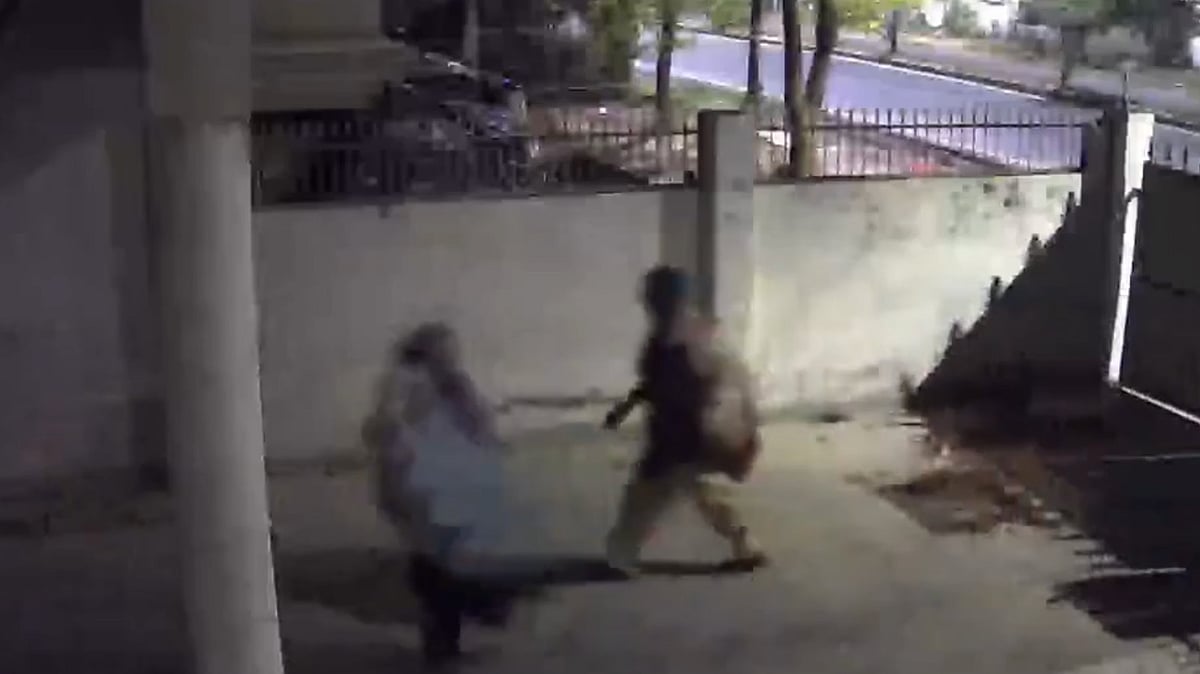 X : CCTV Captures Women Stealing Cash And Jewellery From Lucknow Home |