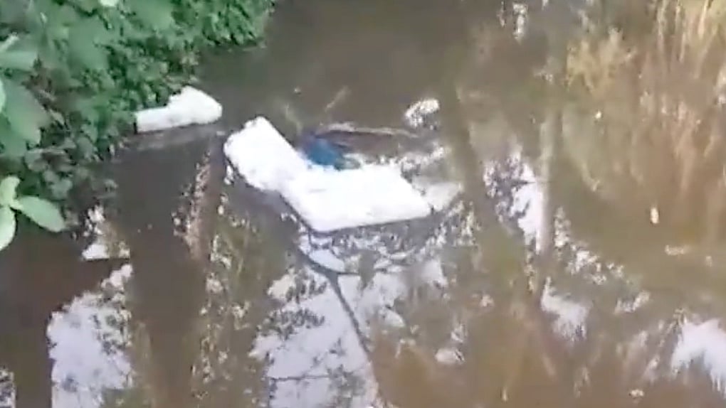 IANS Screengrab : EVM Thrown Into Pond As Violence Breaks Out In West Bengal |
