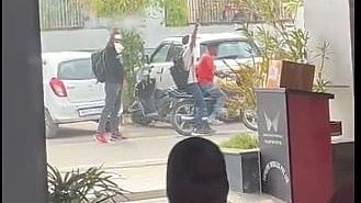 X/@penderdeswal  : Assailants outside Mahindra car dealership in Haryana's Hisar |