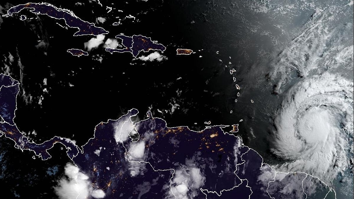 National Hurricane Center  : Hurricane Beryl Captured By NHC