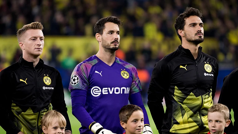 Roman Burki (centre) hopes to reunite with Marco Reus (centre) in MLS - null