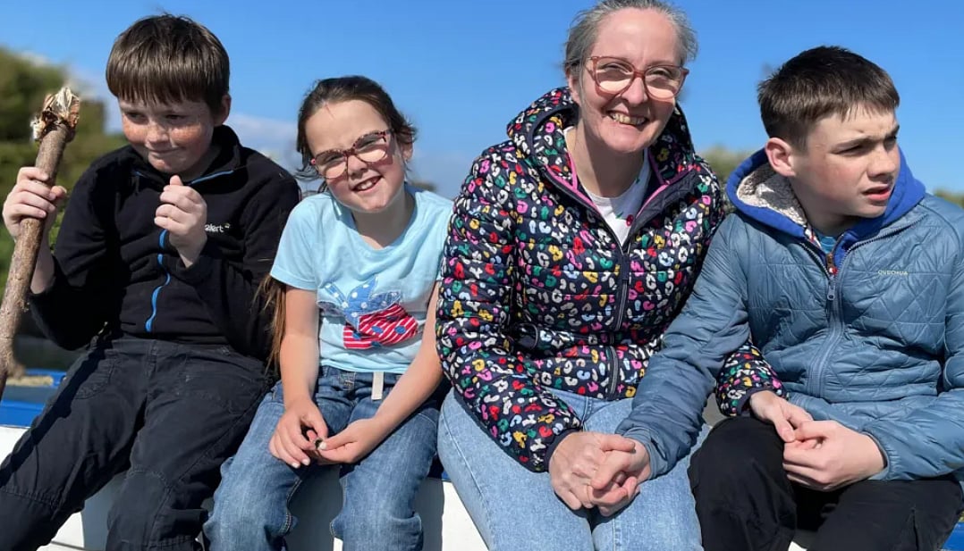 BBC : Oran (R) with his mum, brother and sister |