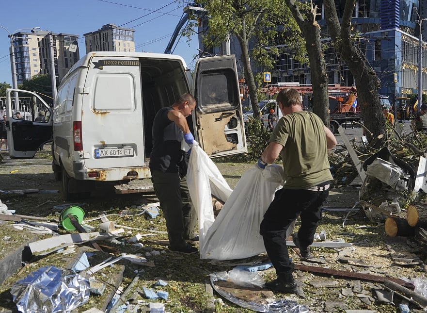 AP : 3 dead and dozens injured in Kharkiv |
