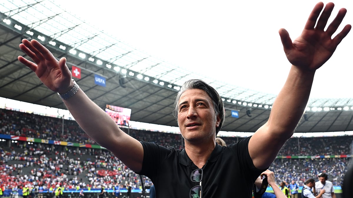 Murat Yakin celebrates Switzerland's round-of-16 victory.