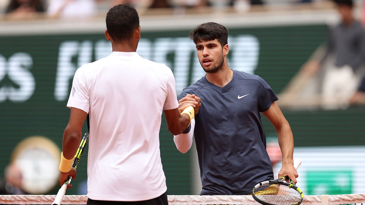 Carlos Alcaraz (right) shakes hands with Felix Auger-Aliassime.