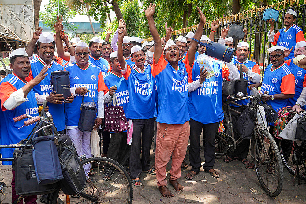 | Photo: PTI/Shashank Parade : Mumbai Dabbawalas support Team India