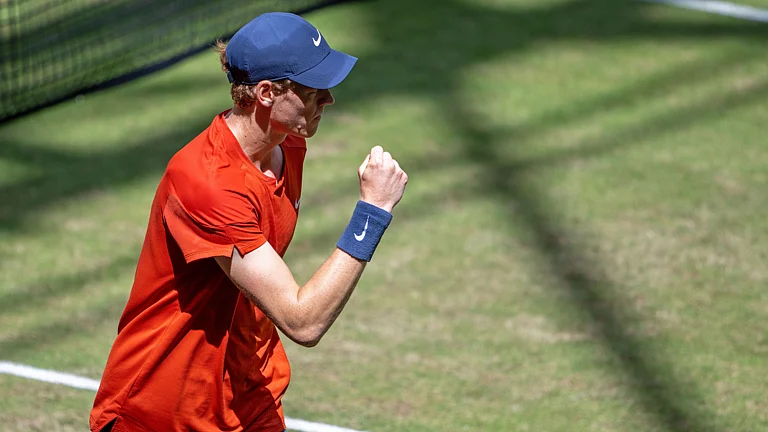 Jannik Sinner beat Hurbert Hurkacz to win the Halle Open - null