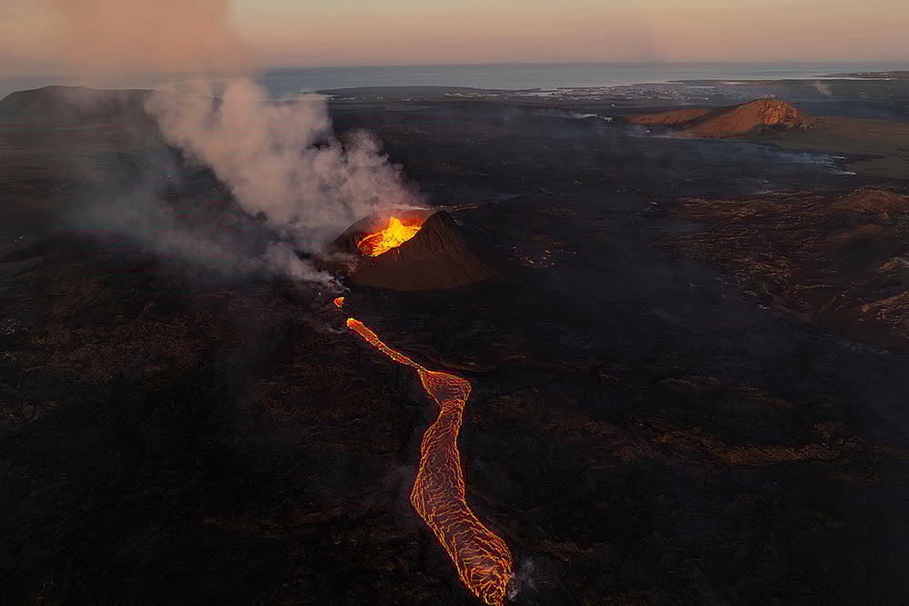 | Photo: AP/Marco di Marco : Iceland Volcano
