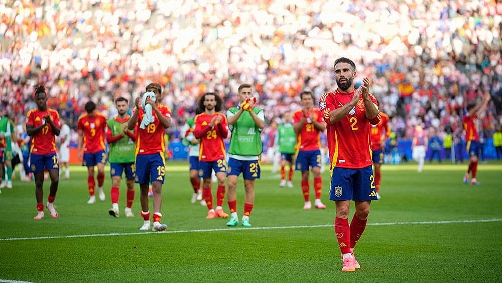 | Photo: AP/Ebrahim Noroozi : Spain players thank their fans post their win against Croatia.