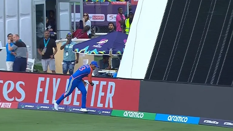 Suryakumar Yadav on the boundary line. - X/mufaddal_vohra