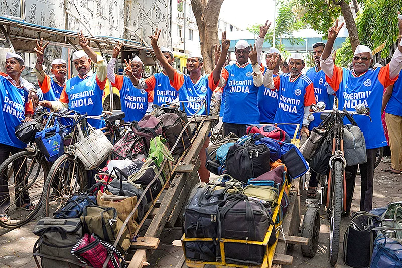 Mumbai Dabbawalas in Team India jersey Photo_3