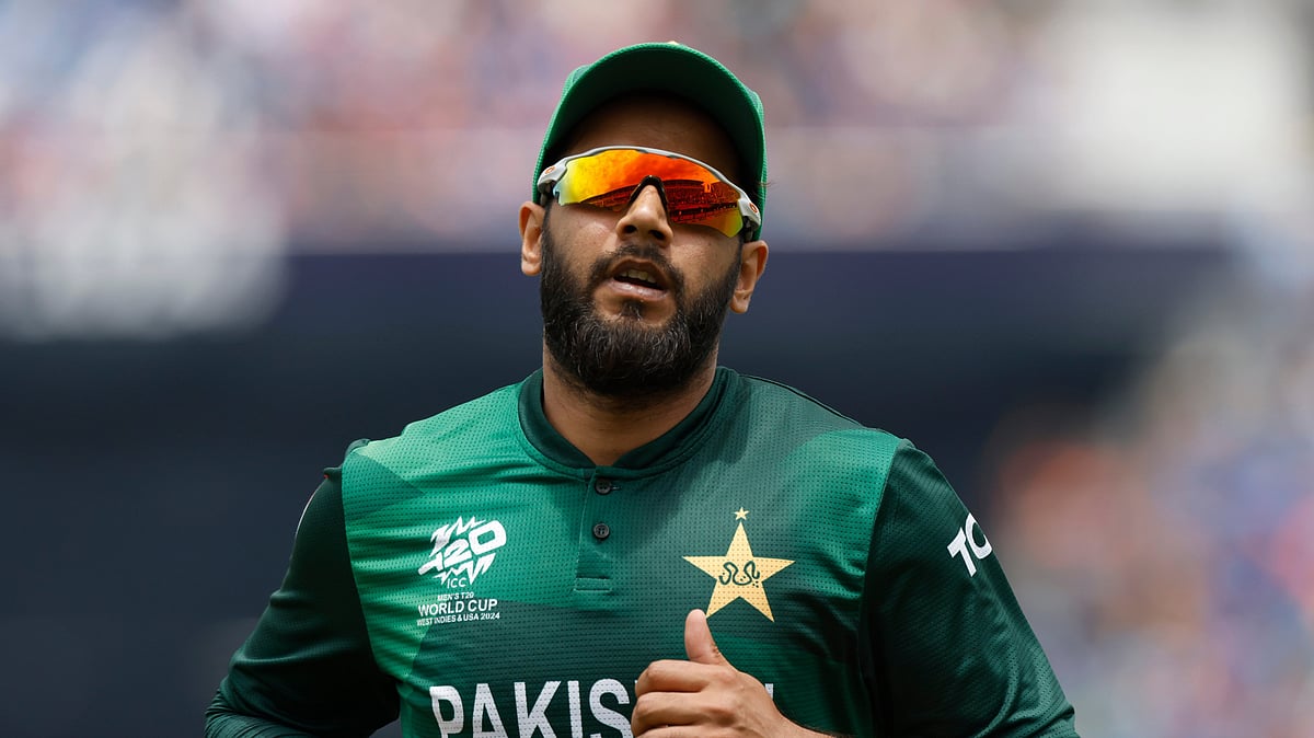 (AP Photo/Eduardo Munoz)
 : Pakistan's Imad Wasim runs to take his fielding position during the ICC Men's T20 World Cup cricket match between India and Pakistan at the Nassau County International Cricket Stadium in Westbury, New York, Sunday, June 9, 2024. 

